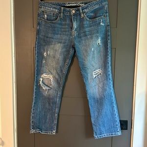 Boyfriend jean, distressed. Straight leg. Regular length.
